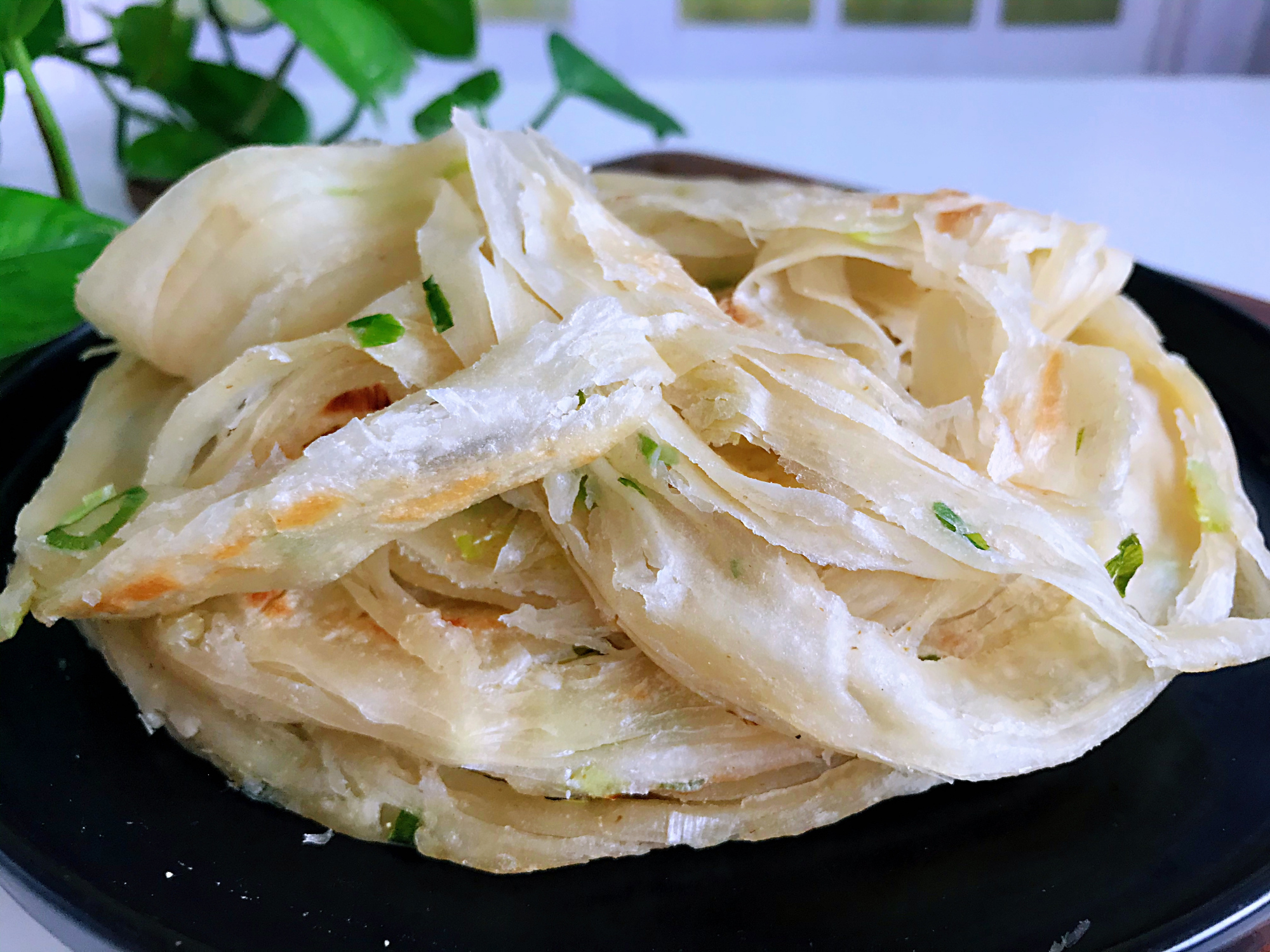 蔥花餅好吃的做法，一抻一卷，柔軟筋道，香酥多層，簡單還好吃