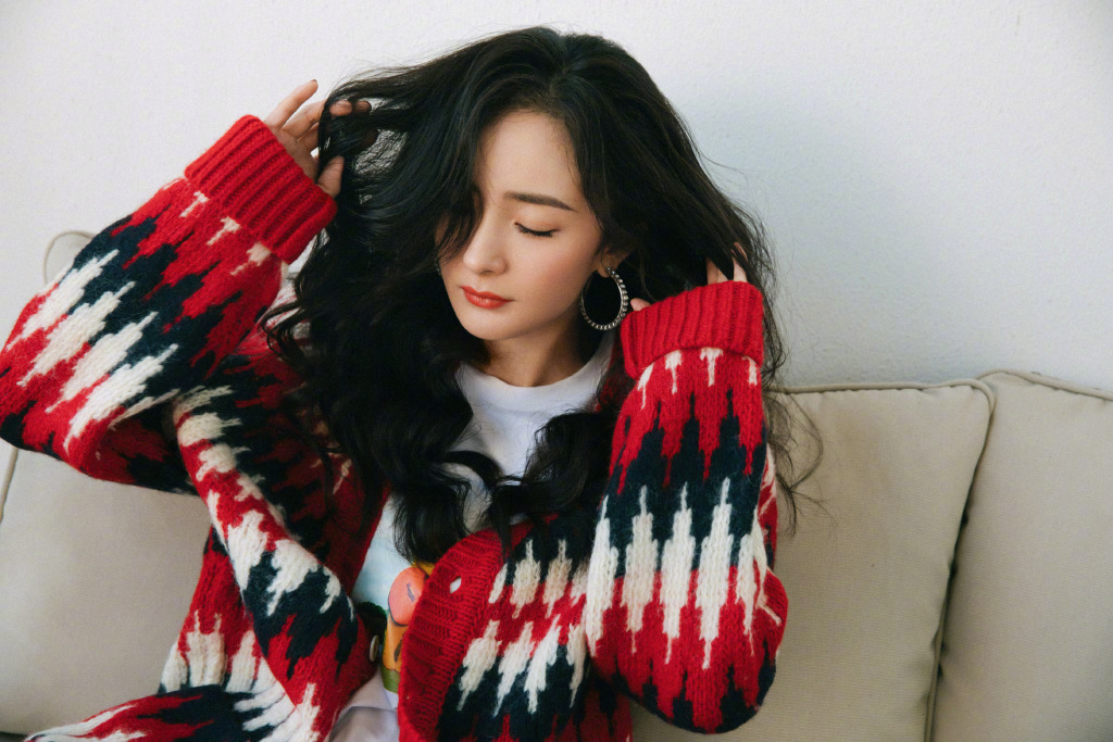 杨幂的冬季穿搭造型真洋气，穿毛衣内搭T恤，结