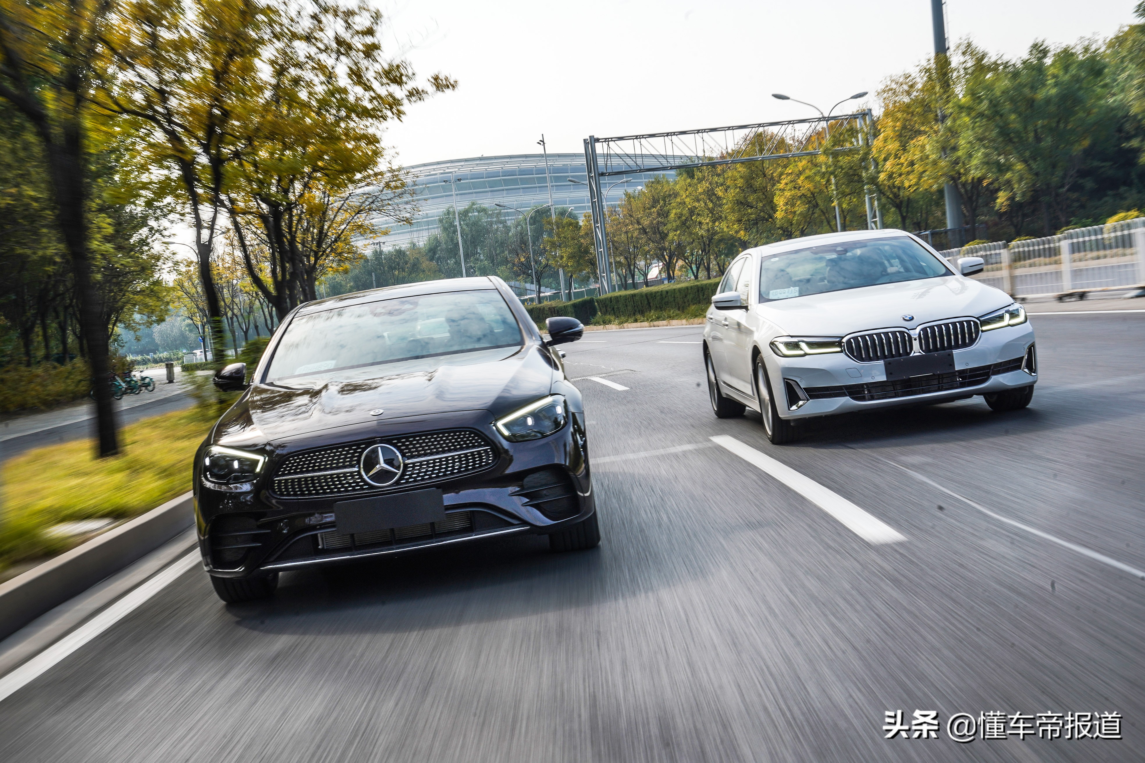 新车 | 宿敌对决！首试2021款宝马5系对比奔驰E级