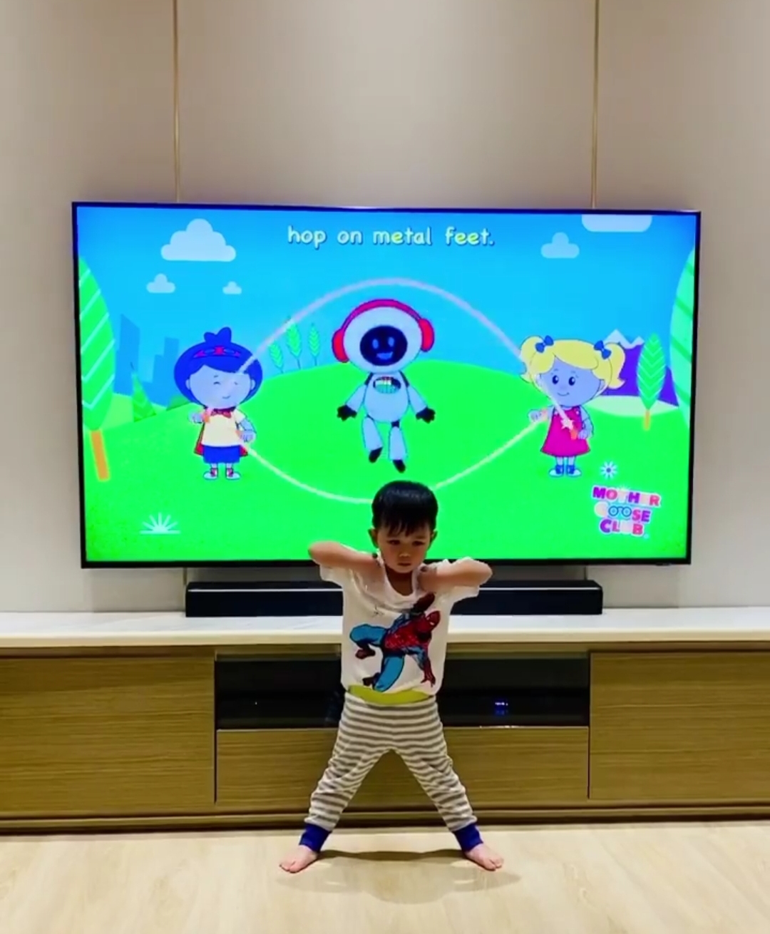 胡杏兒老公曬與兒子碼頭玩耍照，奕霆徒手“摘”夕陽，創意又溫情