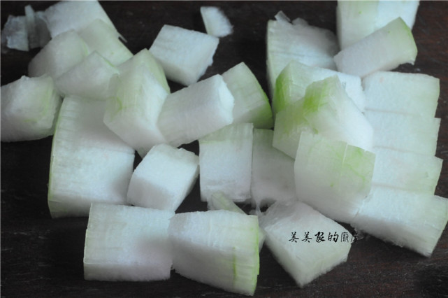 馋肉了，做道红烧冬瓜，加把辣椒锅中一烧，比红烧肉更香