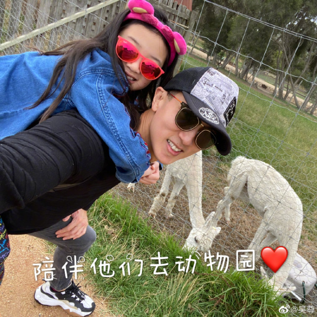 吴尊10岁女儿做亲子装，neinei戴眼镜认真染色，一家人逛街超拉风