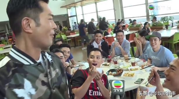 黎明降临TVB引轰动，艺人为求合影各出奇招，电