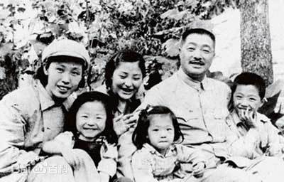 薛明：贺龙第五任妻子，26岁结婚陪贺帅走过人生