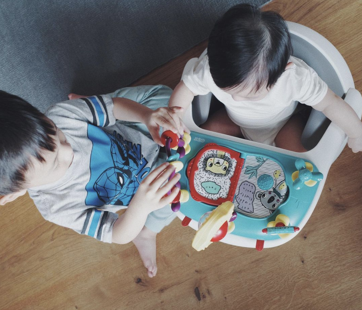 余文乐晒女儿刚出生时模样，宝宝又黑又虚弱，浑身插满管子惹人疼