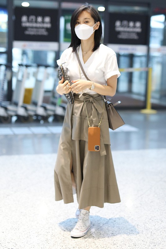 王子文穿着大胆，穿有些透的半身裙都能看见腿，时尚又可爱