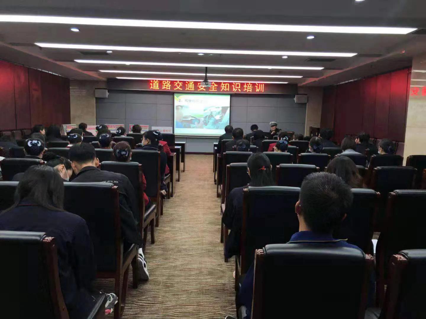 交通文明引领城市文明——汉中交警一大队走进陕飞开展交通安全宣传