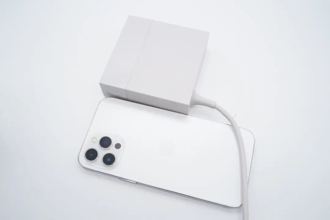 华硕最强游戏本标配300W电源，内置4颗氮化镓，内部结构揭晓