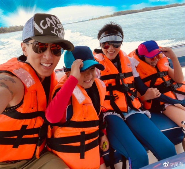 吳尊曬全家度假照表白：離不開家人，Neinei穿泳裝被讚超模