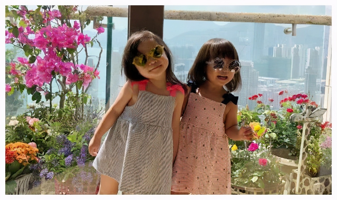 暖心咘咘成“寵妹狂魔”，小手一直護著波妞，媽媽賈靜雯吃醋沒？