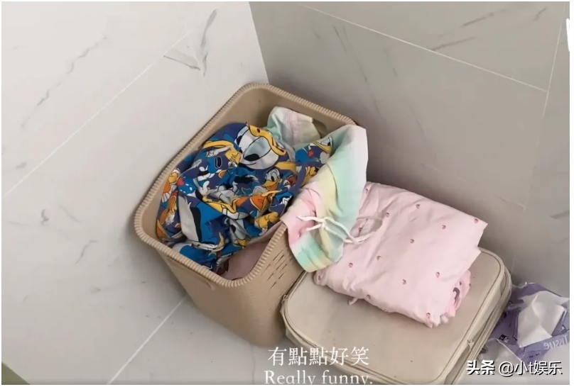 欧阳娜娜浴室拍vlog，当镜头扫到脏衣篓，才知女明星真实生活