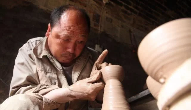 5旬农民大哥家有传家宝，挂在墙上风吹雨淋3万也