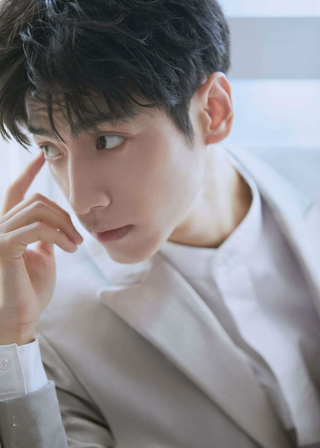 曾经是舞蹈老师，两次以组合出道《月上重火》