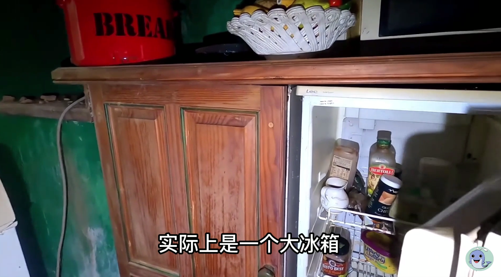 这是一栋被主人遗弃的房屋，价值180万的汽车都不要了