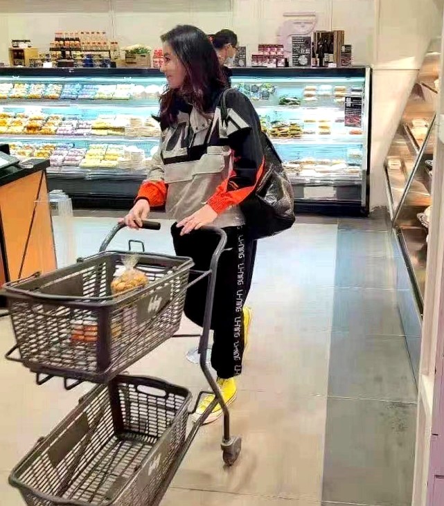 張柏芝逛超市被路人認出，穿極其寬鬆的外套都無法掩飾隆起的腹部