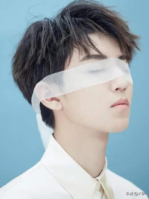 男神“蒙眼杀”，王一博性感、肖战撩人，你喜