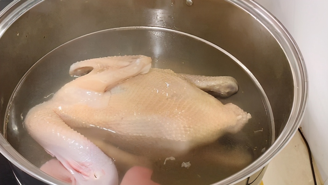 广东白切鸡千万不要直接下水煮，这样才是正确的做法，肉质很鲜嫩