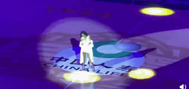 Ease of auspicious gram Juan is worn hot short skirt is displayed on begin is beautiful, stand in Yi Jianlian she beside appears blacker