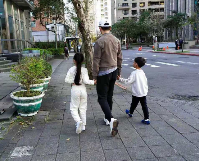 汪小菲曬兒女近照，玥兒性格活潑似小男生，希箖露正臉超像爸爸