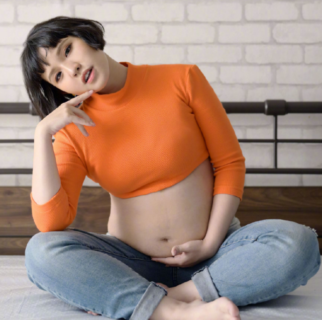 谢依霖孕后晒照，当妈后瘦出“漫画腿”，儿女