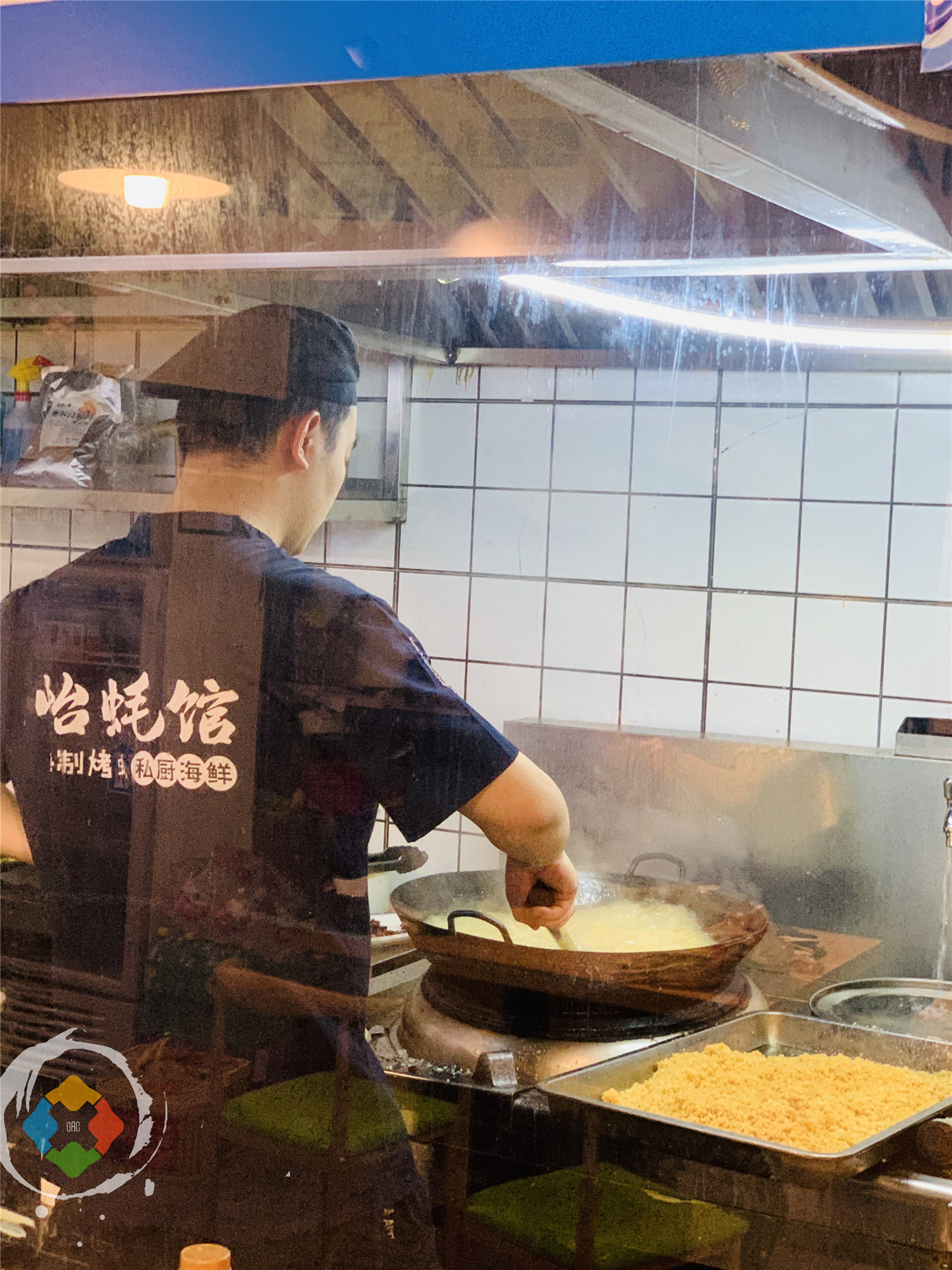 为什么重庆人要在大排档养生？一边吃着小龙虾生蚝，一边喝着热粥