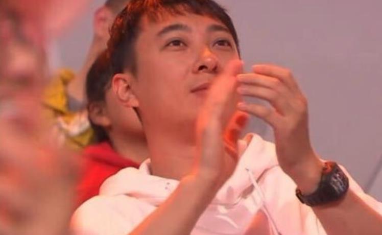 王思聪疑似有了新恋情，亲自给对方喂饭超暖男