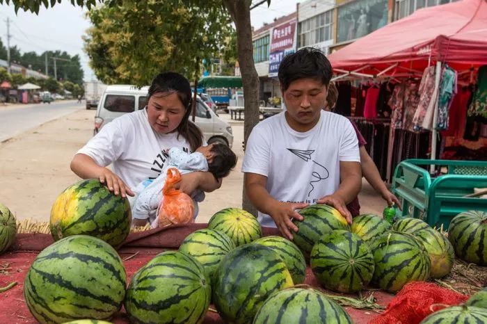 允许摆地摊，比发几亿消费券还管用