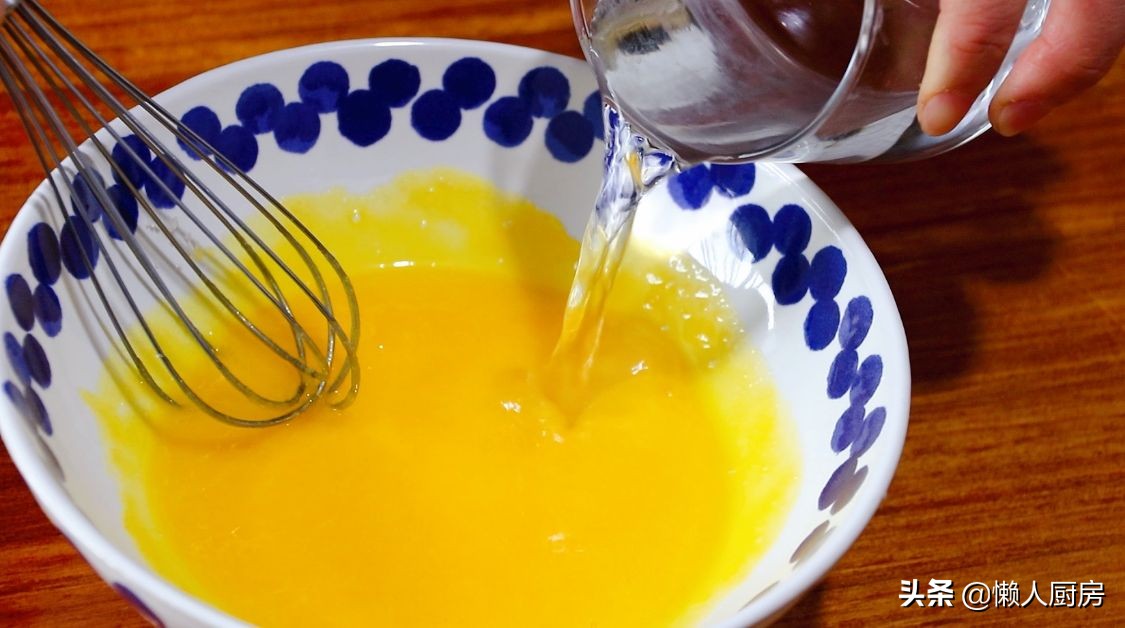 雞蛋和澱粉一起炒，不粘勺子，不粘盤子，吃起來軟糯香甜