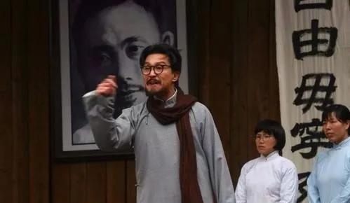 Wen Yiduo's "Red Candle" not only praises the red candle, but also reveals the cognitive process of people