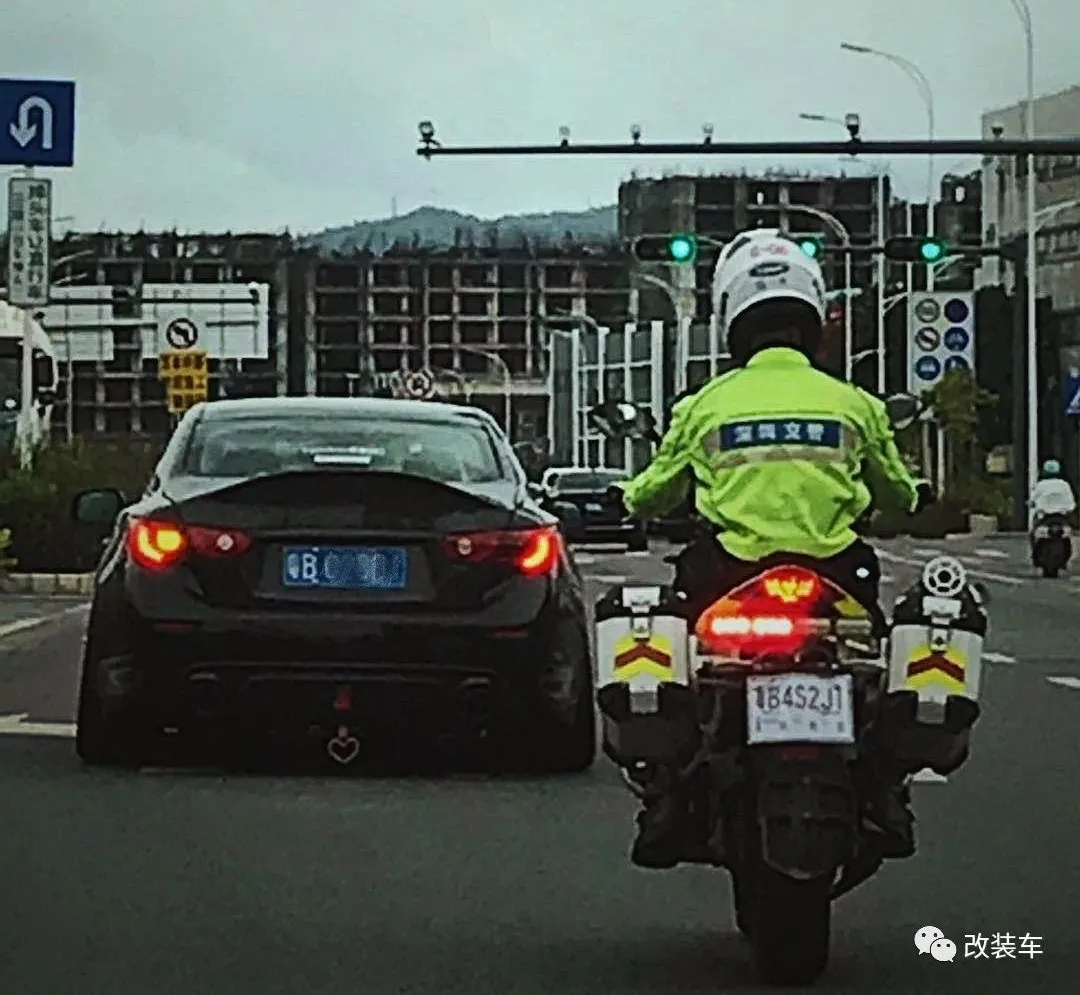 还原就换风格 连深圳交警都认识这一年一审的英菲尼迪Q50S