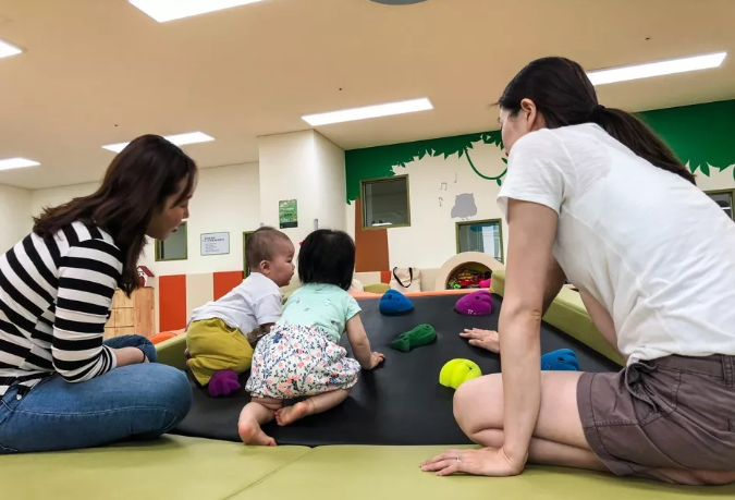 韩国每月重奖30万生孩子，韩国人为提高生育率做了哪些努力？