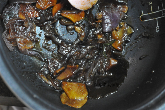 把整條魚扔進電飯鍋裡，不加油不放水，一周吃6次，餐餐都光盤