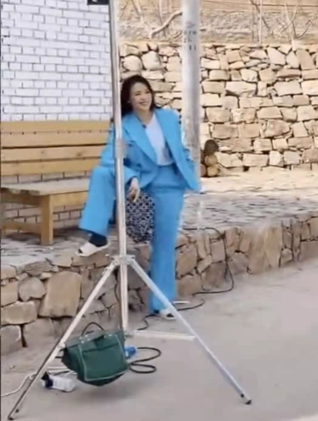 Shu Qi wears business suit to take wind on foot, a pair of slipper can be accomplished! Netizen: Is what I am short of slipper