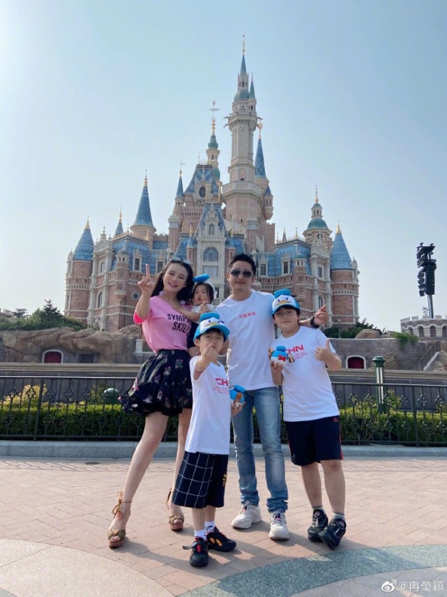 鄒市明全家遊成都，冉瑩穎罕展素顏，與妝後美艷模樣判若兩人