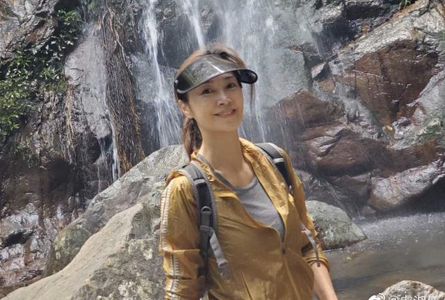 李克勤妻子卢淑仪冻龄身材获激赞，两夫妻每月