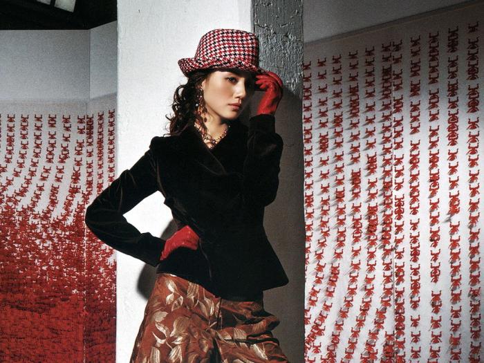 气质女神袁泉，岁月静好有灵气，气场清冷惹人