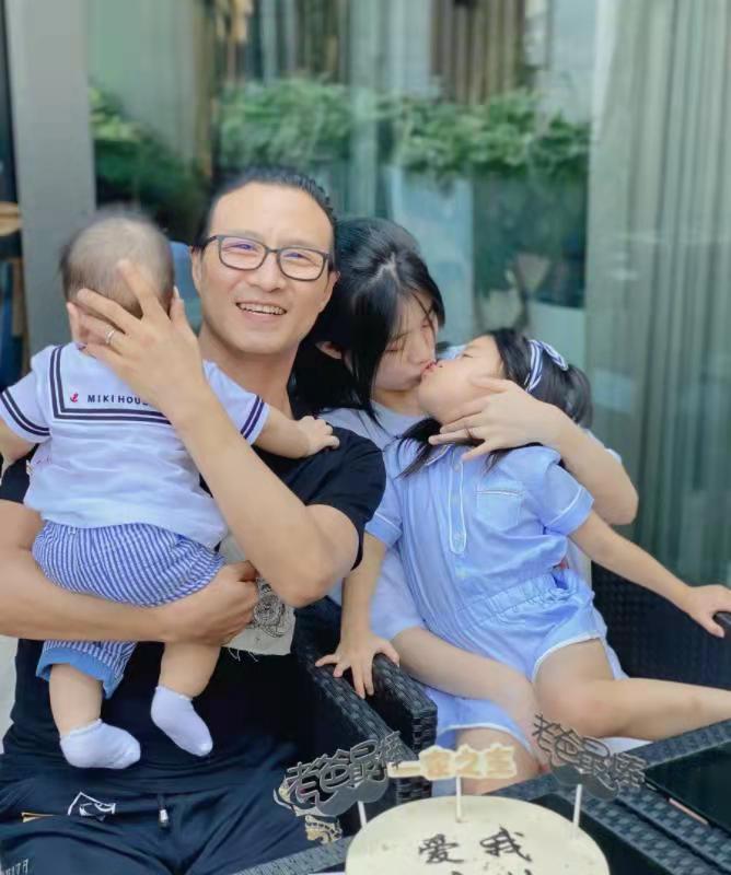 章子怡一家五口同出游，小儿子正面照罕曝光，与汪峰如同复制粘贴