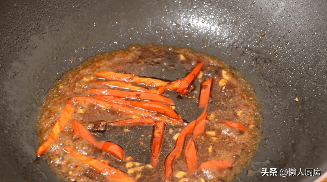 土豆别再炖肉了，教你一个新吃法，好吃到停不下来，比吃肉香