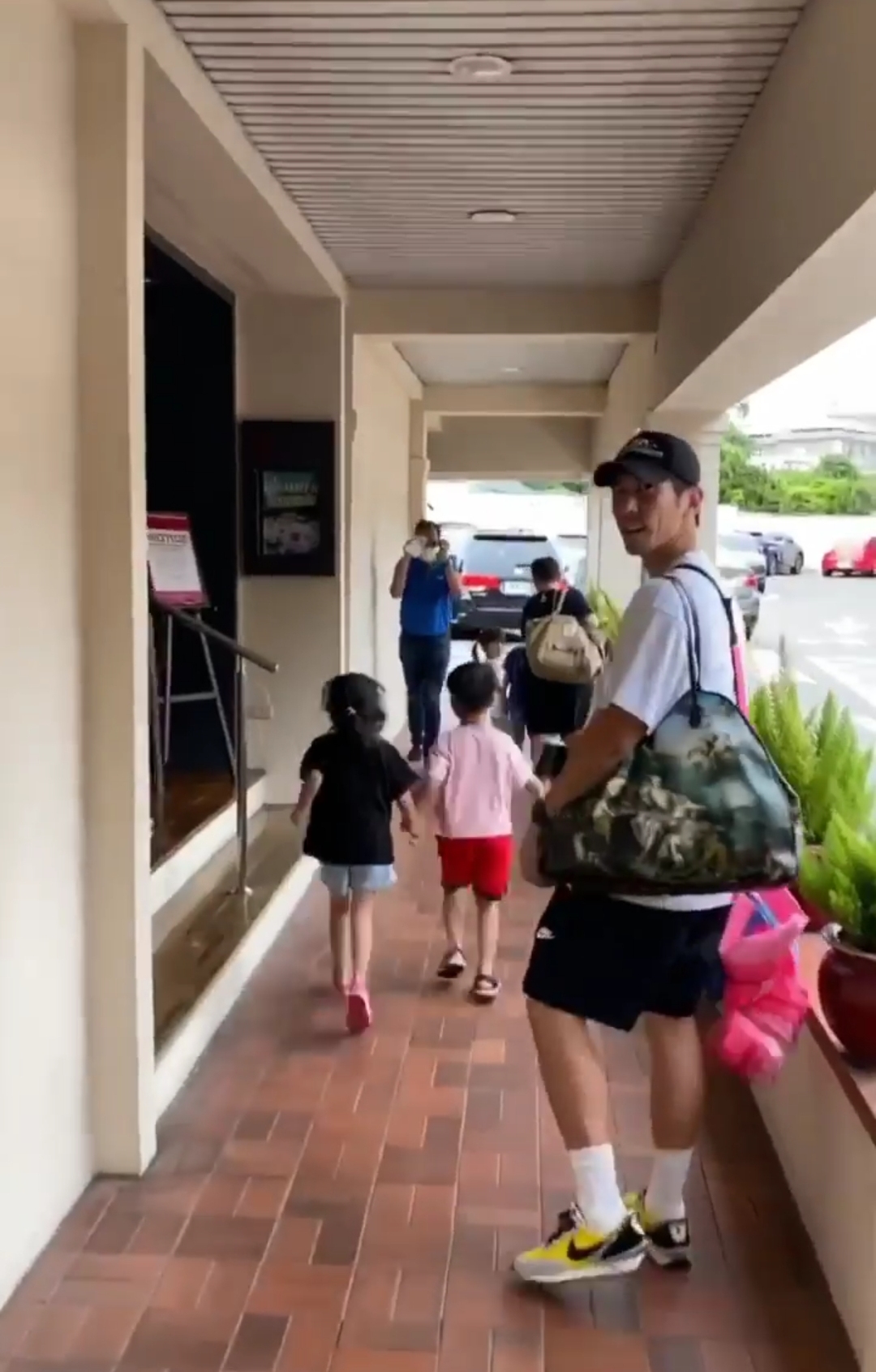 修杰楷陈建州一起带娃，咘咘求亲亲，飞飞却只想举高高，不解风情