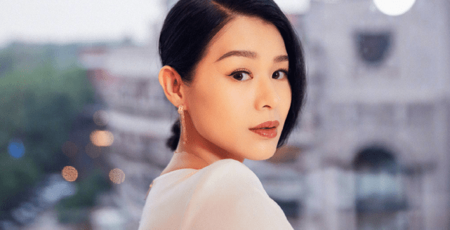 胡杏儿晒工作照过端午，穿修身裙秀S曲线，产后俩月身材恢复完美