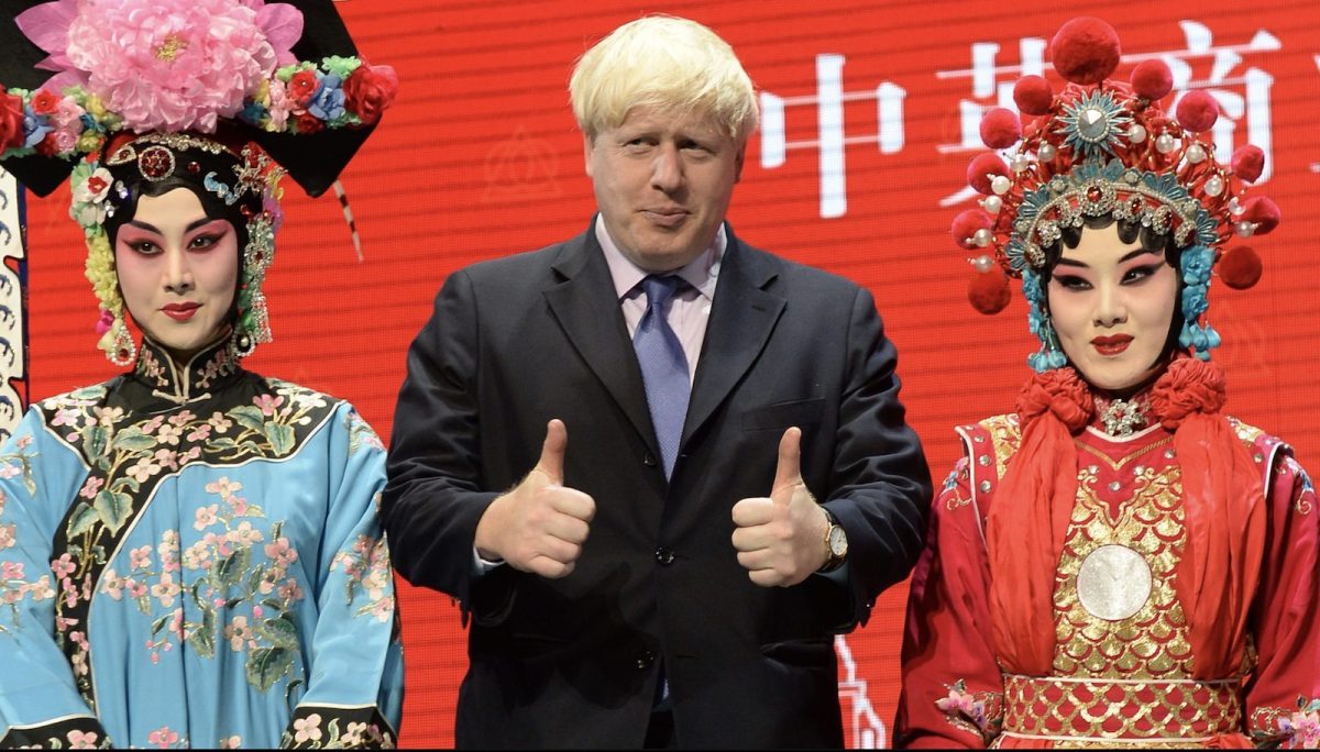 派出航母逼近中國(guó)，還想擴(kuò)大貿(mào)易？英國(guó)首相兩邊不討好，被批天真