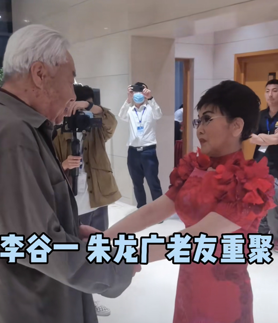 李谷一与朱龙广罕同框！穿紧身裙无一丝赘肉，