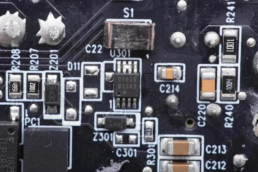 华硕最强游戏本标配300W电源，内置4颗氮化镓，内部结构揭晓