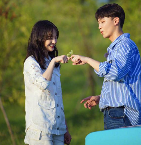 郑爽要弃养两个孩子，前男友们曾忍辱负重的发言，张恒好样的