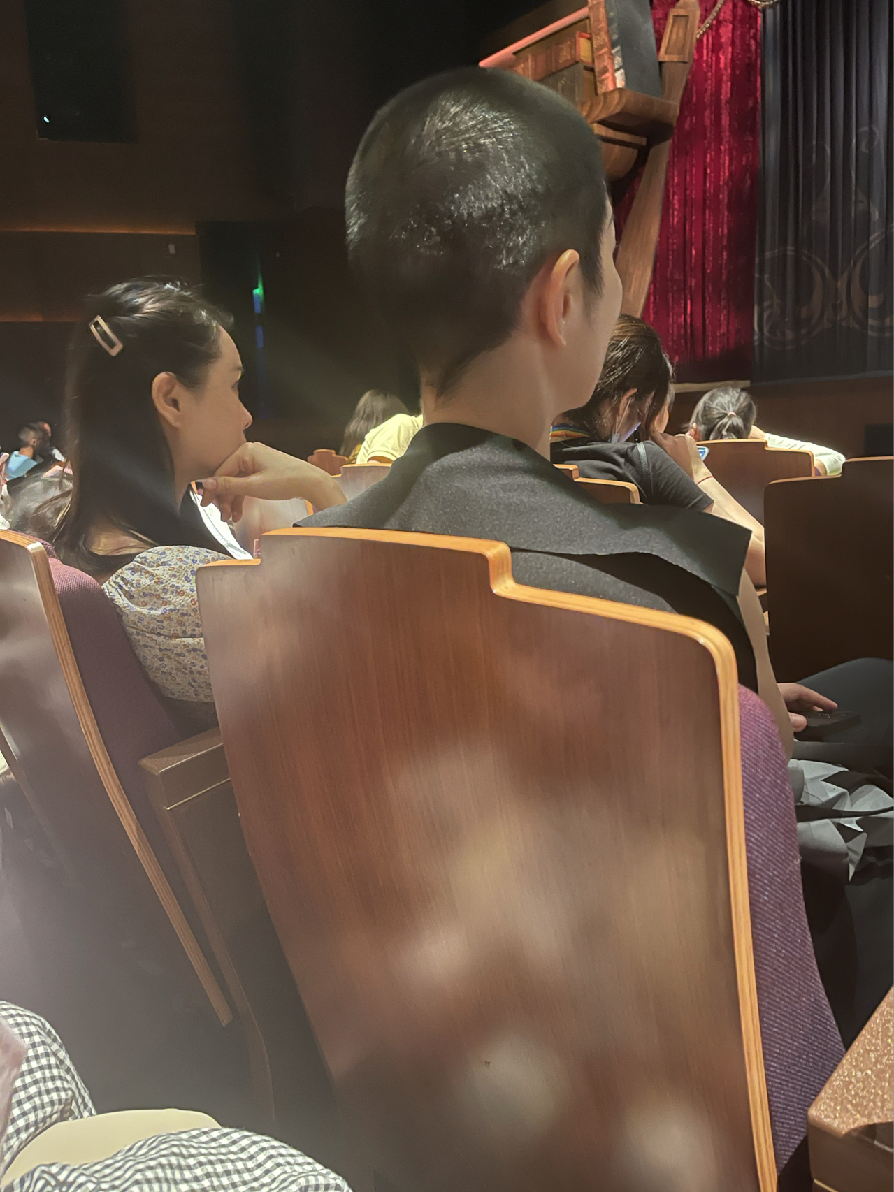 伊能静带女儿现身迪士尼，53岁真实素颜状态曝光，网友大赞保养好