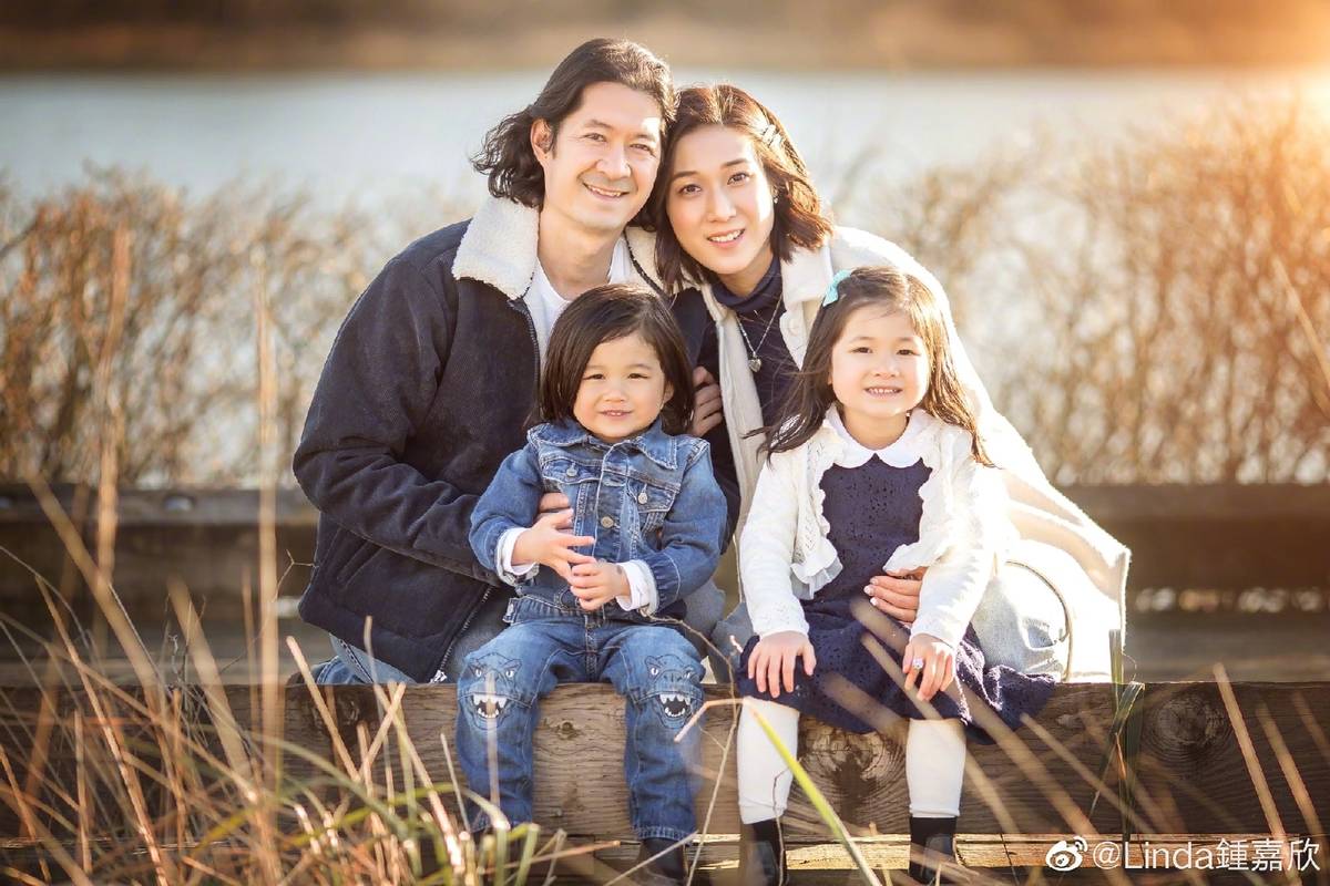 鍾嘉欣曬全家福，嫁大13歲老公成闊太，兒女顏值不敵媽媽