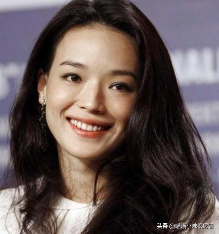 单眼皮歪嘴还有龅牙，五官不端正却依旧绝美的