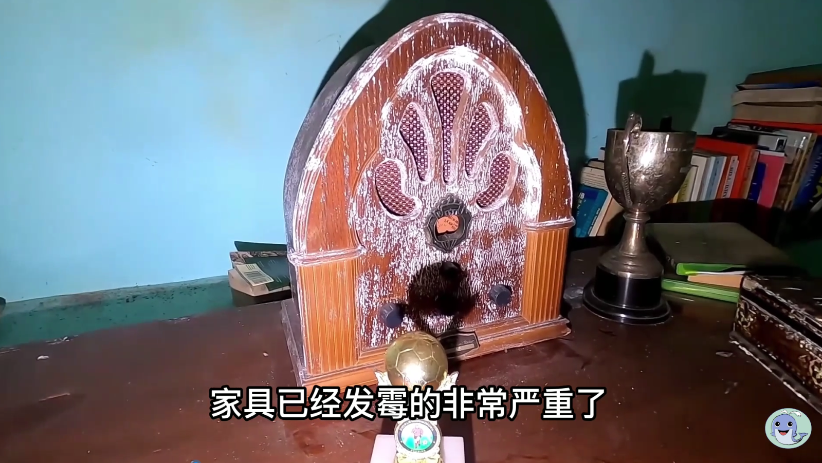 这是一栋被主人遗弃的房屋，价值180万的汽车都不要了
