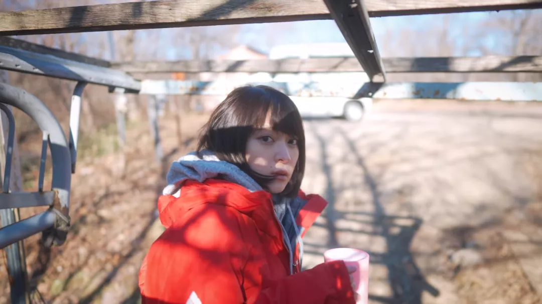 日本破產美少女YouTuber移居鄉下村落，鏡頭下換衣的身體愈發瘦弱