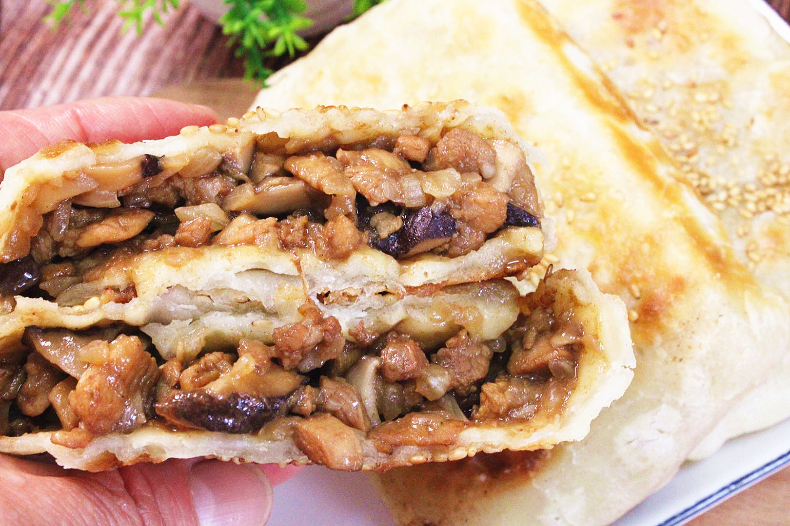 鸡肉和香菇搭配，做盒子没想到这么好吃，比韭菜馅香，比肉馅解馋